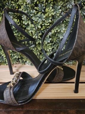 Michael Kors Sold Out Goldie Logo Shoes Size 8.5